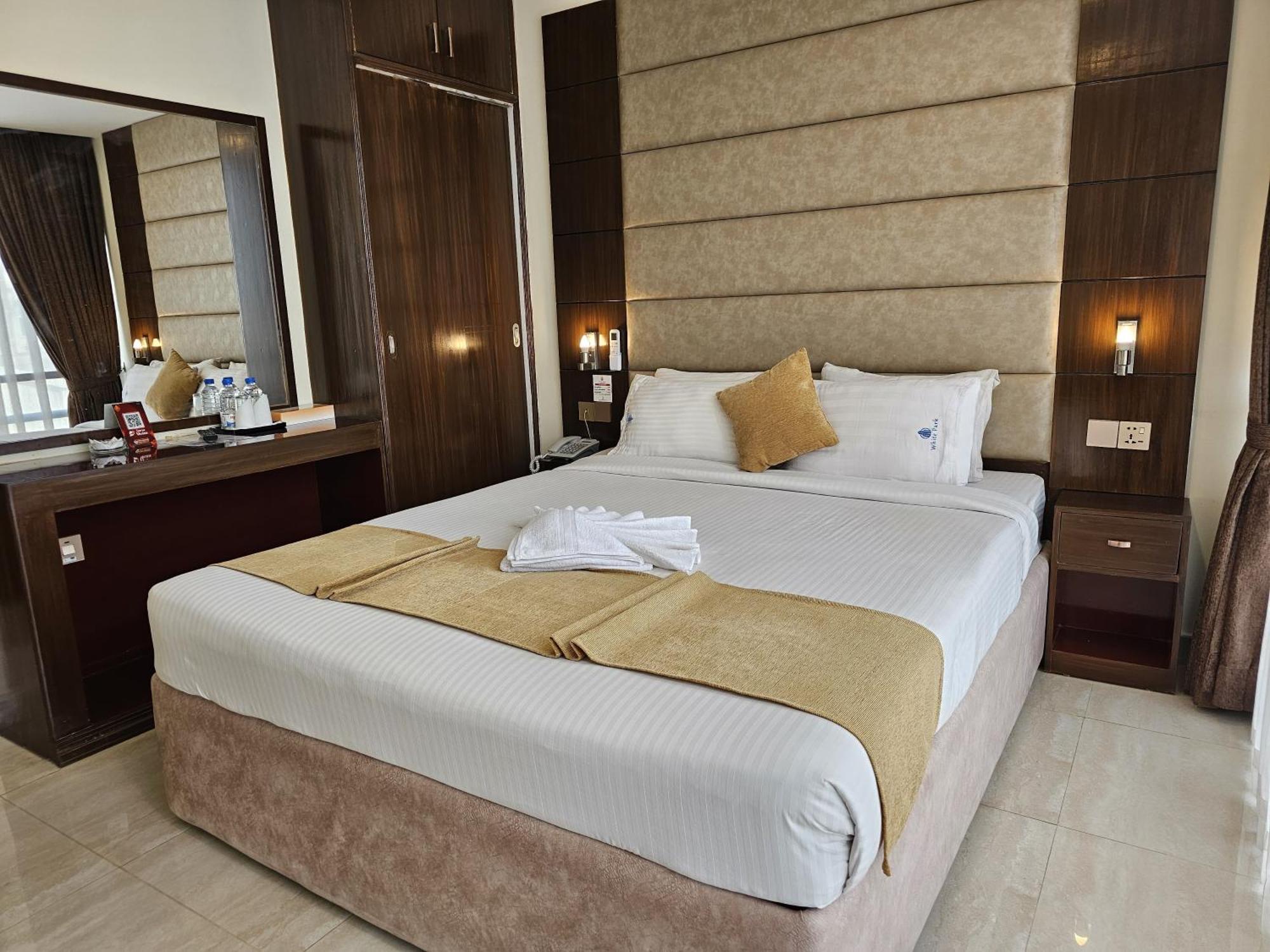 White Park Hotel & Suites Chittagong Luaran gambar